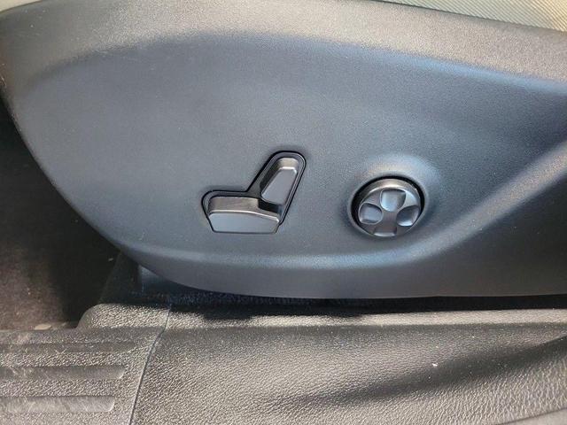Photo of 2018 Bright White Clearcoat Jeep Cherokee