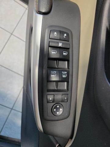 Photo of 2018 Bright White Clearcoat Jeep Cherokee