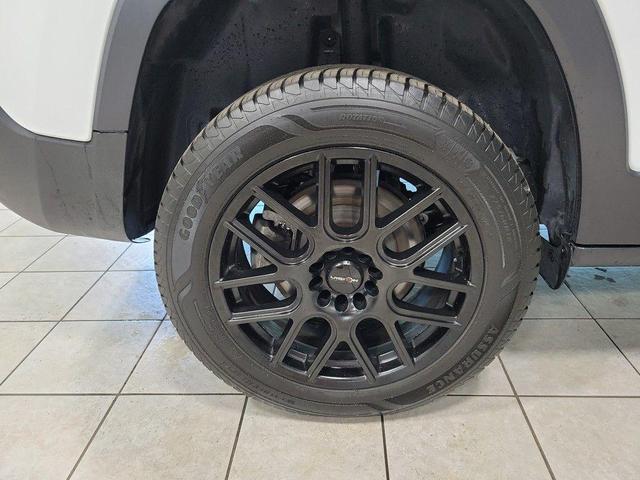 Photo of 2018 Bright White Clearcoat Jeep Cherokee