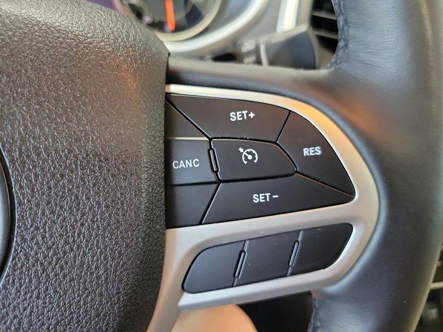 Photo of 2018 Bright White Clearcoat Jeep Cherokee