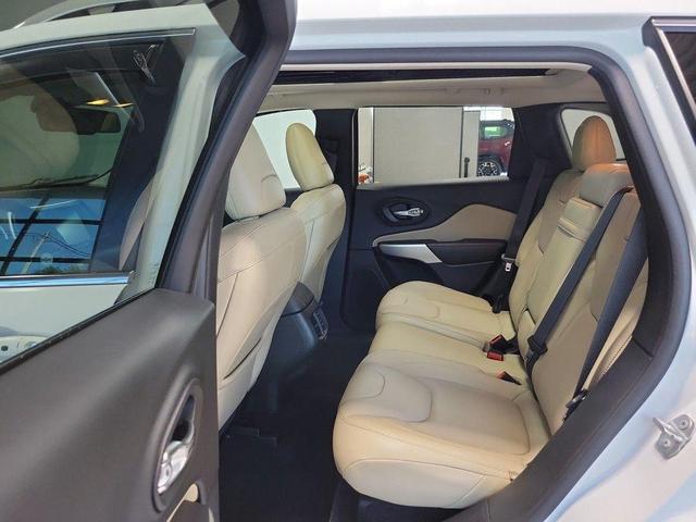 Photo of 2018 Bright White Clearcoat Jeep Cherokee