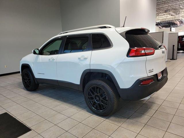 Photo of 2018 Bright White Clearcoat Jeep Cherokee