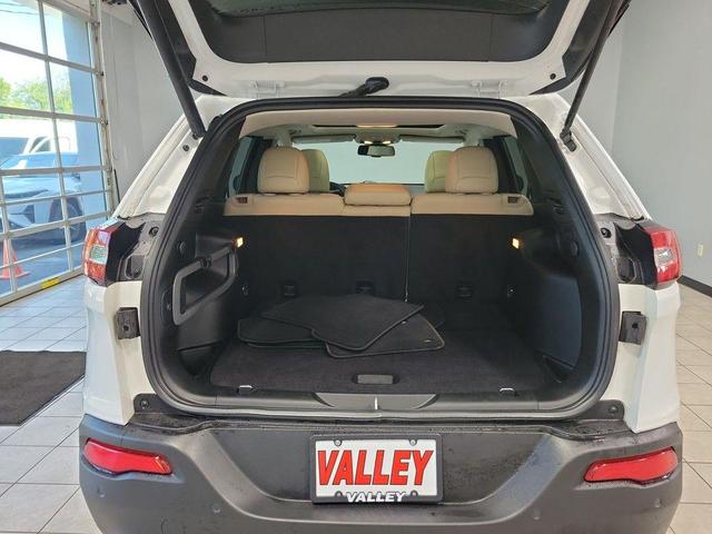 Photo of 2018 Bright White Clearcoat Jeep Cherokee