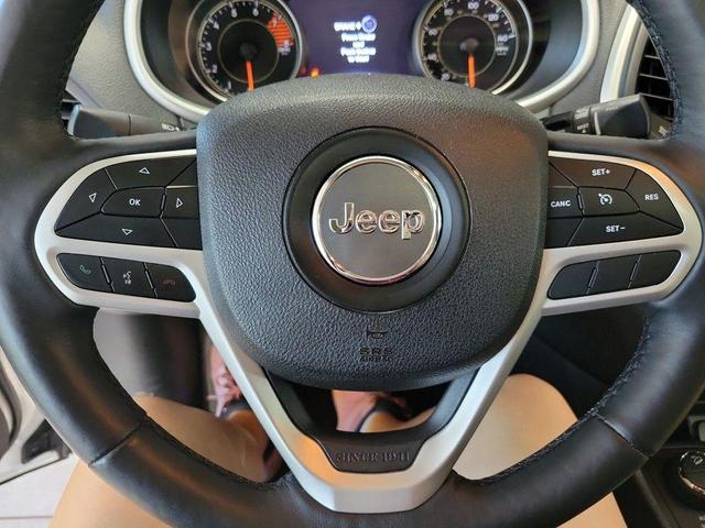 Photo of 2018 Bright White Clearcoat Jeep Cherokee