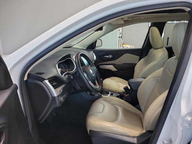 Photo of 2018 Bright White Clearcoat Jeep Cherokee