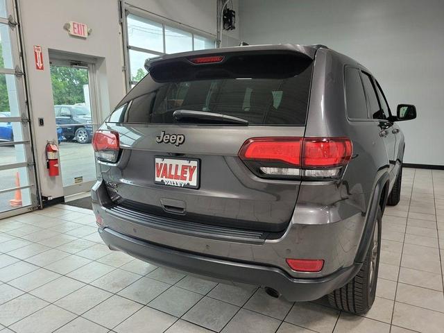 Photo of 2016 Granite Crystal Clearcoat Metallic Jeep Grand Cherokee