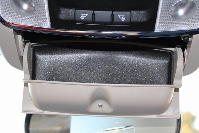 Photo of 2023 Bright White Clearcoat Chrysler 300