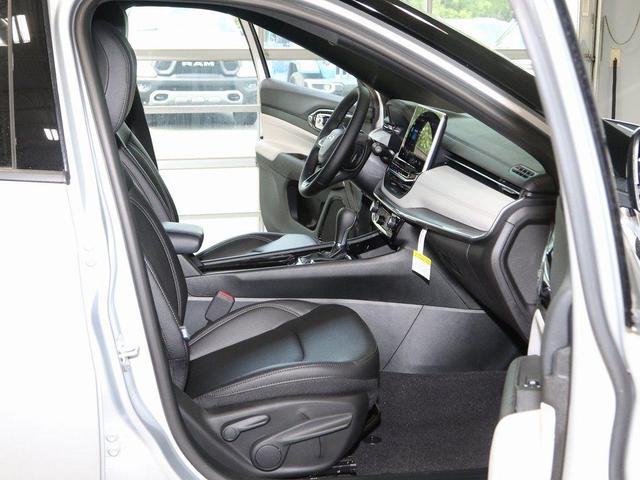 Photo of 2025 Silver Zynith Jeep Compass
