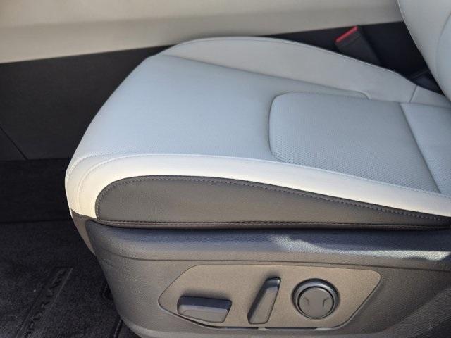 Photo of 2025 Blue Kia Sportage Hybrid