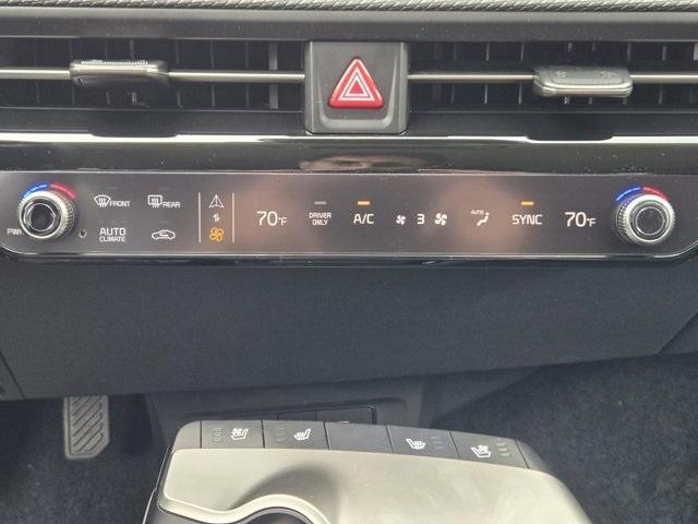 Photo of 2025 Glacier White Pearl Kia EV6