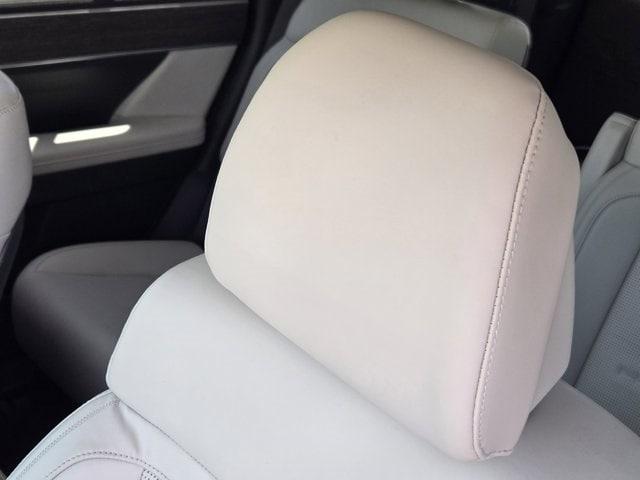 Photo of 2025 Shimmering Silver Pearl Hyundai SANTA FE