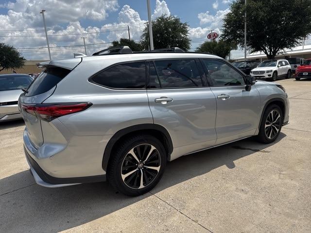 Photo of 2021 Celestial Silver Metallic Toyota Highlander