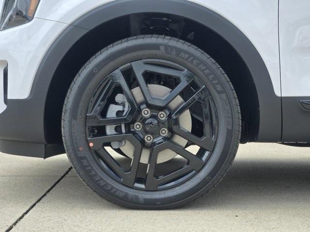 Photo of 2025 Glacial White Pearl Kia Telluride