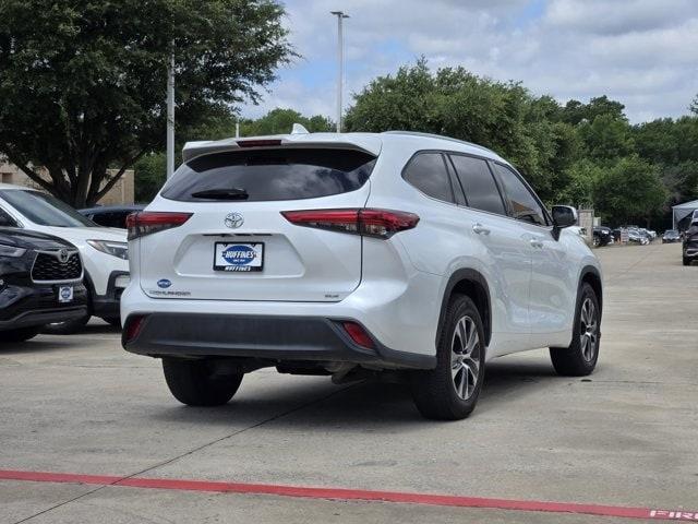 Photo of 2022 Pearl Toyota Highlander