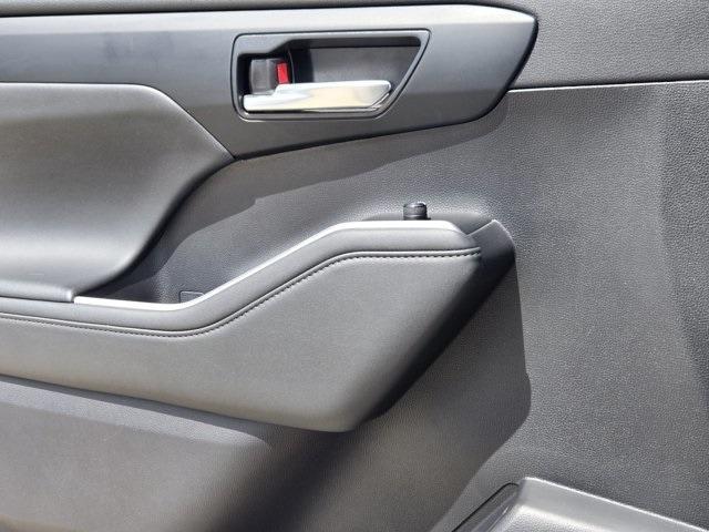 Photo of 2022 Pearl Toyota Highlander