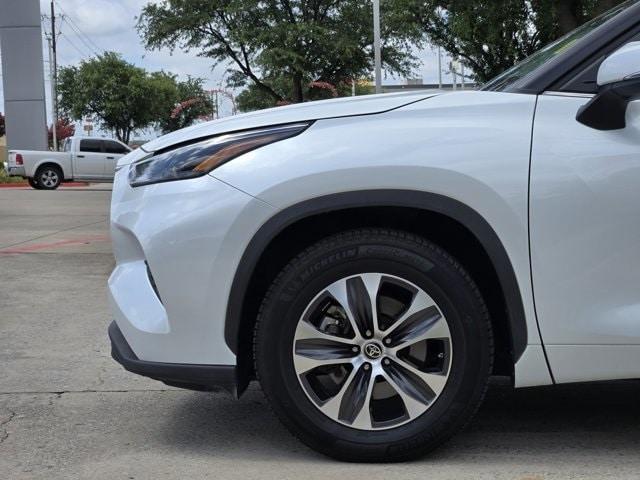 Photo of 2022 Pearl Toyota Highlander