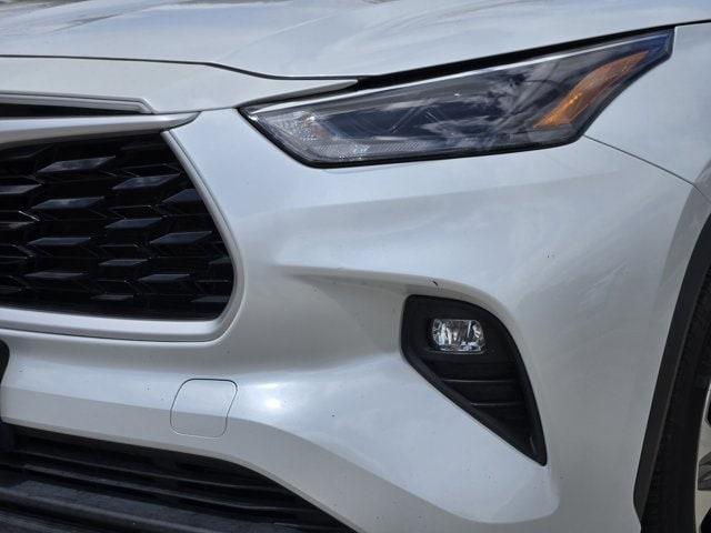 Photo of 2022 Pearl Toyota Highlander