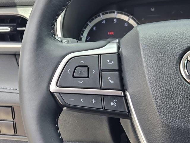 Photo of 2022 Pearl Toyota Highlander