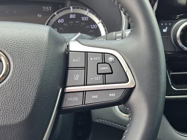Photo of 2022 Pearl Toyota Highlander