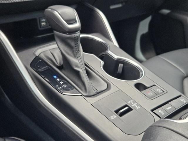 Photo of 2022 Pearl Toyota Highlander