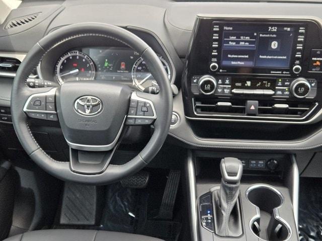 Photo of 2022 Pearl Toyota Highlander