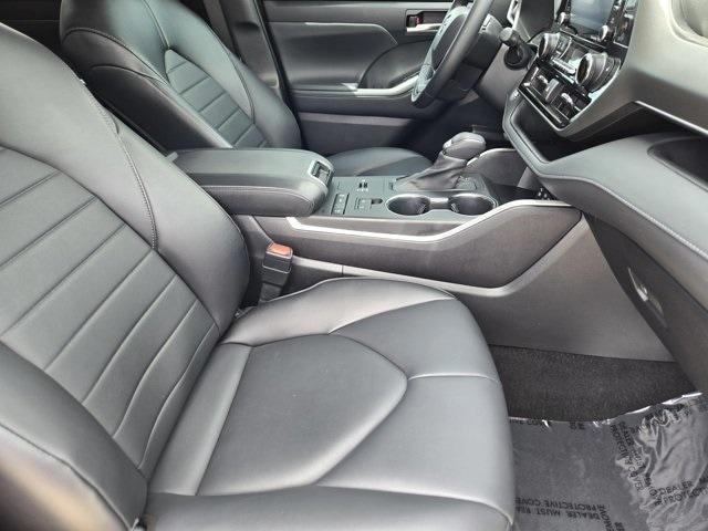 Photo of 2022 Pearl Toyota Highlander