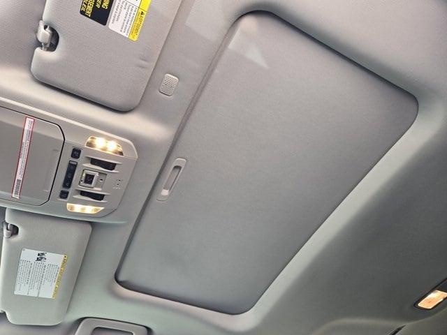 Photo of 2022 Pearl Toyota Highlander