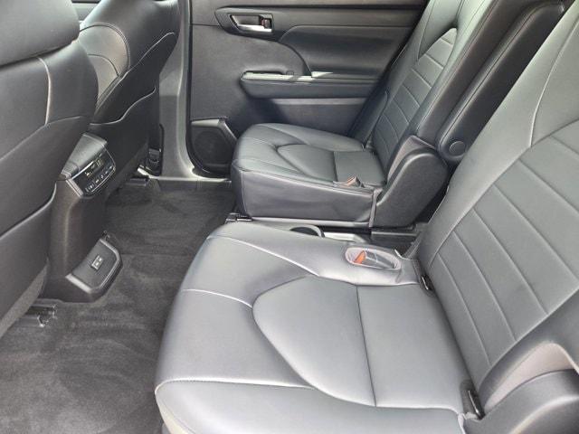Photo of 2022 Pearl Toyota Highlander