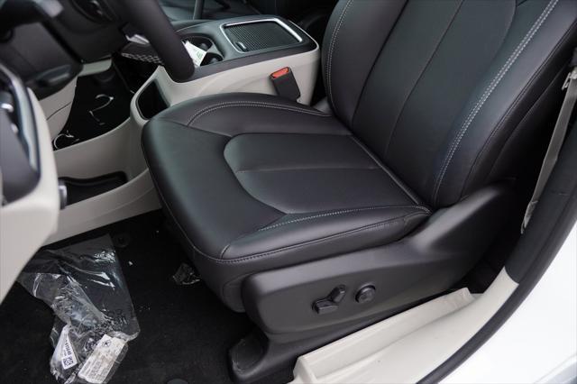 Photo of 2024 Bright White Clearcoat Chrysler Pacifica