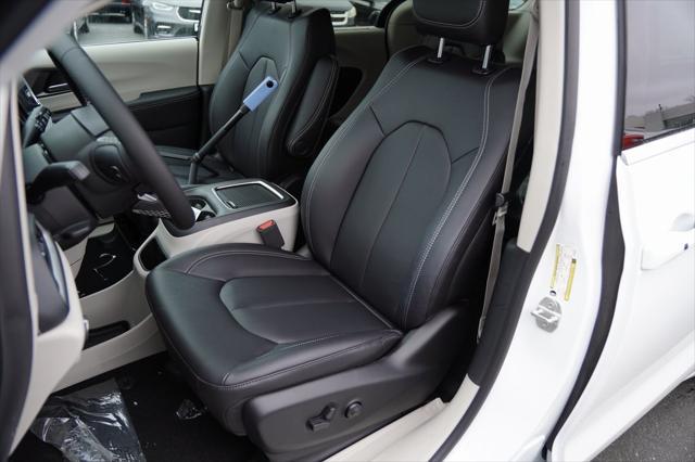 Photo of 2024 Bright White Clearcoat Chrysler Pacifica