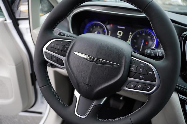 Photo of 2024 Bright White Clearcoat Chrysler Pacifica