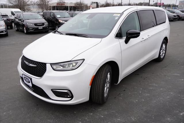 Photo of 2024 Bright White Clearcoat Chrysler Pacifica