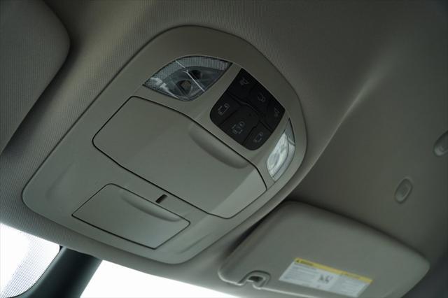 Photo of 2024 Bright White Clearcoat Chrysler Pacifica