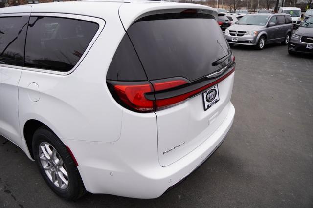 Photo of 2024 Bright White Clearcoat Chrysler Pacifica
