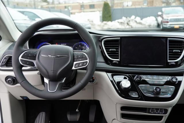 Photo of 2024 Bright White Clearcoat Chrysler Pacifica