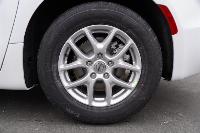 Photo of 2024 Bright White Clearcoat Chrysler Pacifica