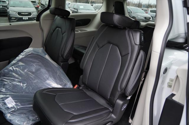 Photo of 2024 Bright White Clearcoat Chrysler Pacifica