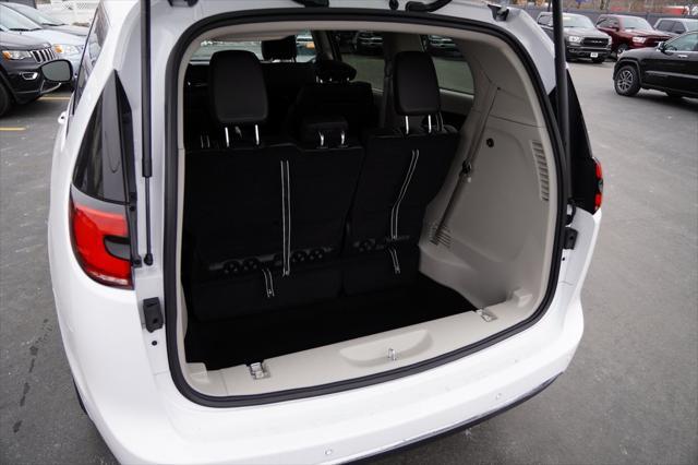 Photo of 2024 Bright White Clearcoat Chrysler Pacifica