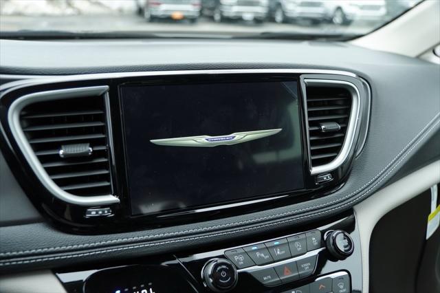 Photo of 2024 Bright White Clearcoat Chrysler Pacifica