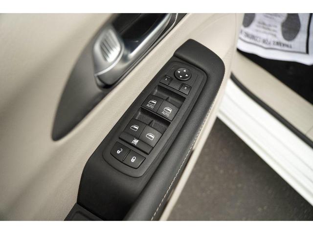 Photo of 2024 Bright White Clearcoat Chrysler Pacifica