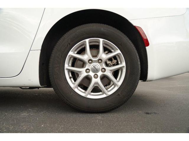 Photo of 2024 Bright White Clearcoat Chrysler Pacifica