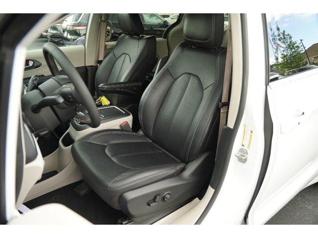Photo of 2024 Bright White Clearcoat Chrysler Pacifica