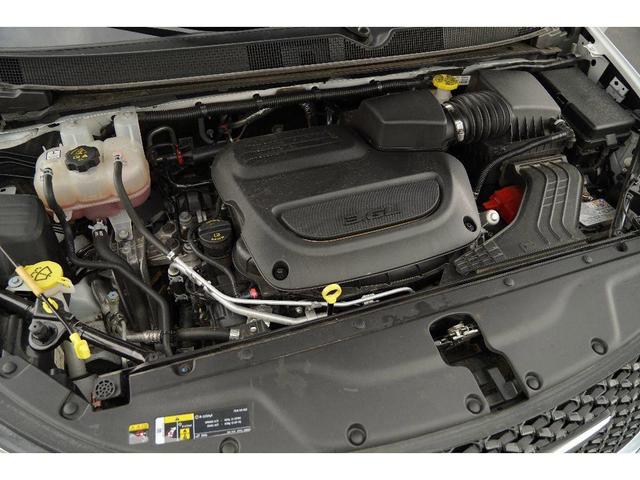 Photo of 2024 Bright White Clearcoat Chrysler Pacifica