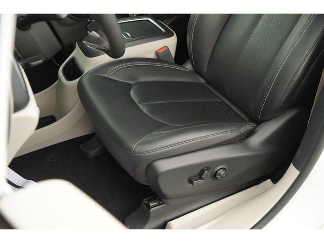 Photo of 2024 Bright White Clearcoat Chrysler Pacifica