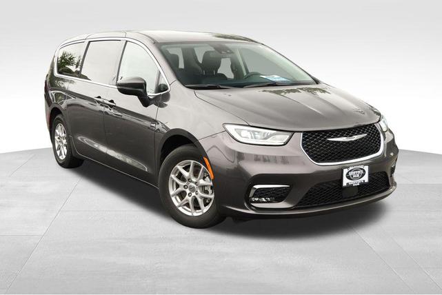 Photo of 2023 Granite Crystal Metallic Clearcoat Chrysler Pacifica