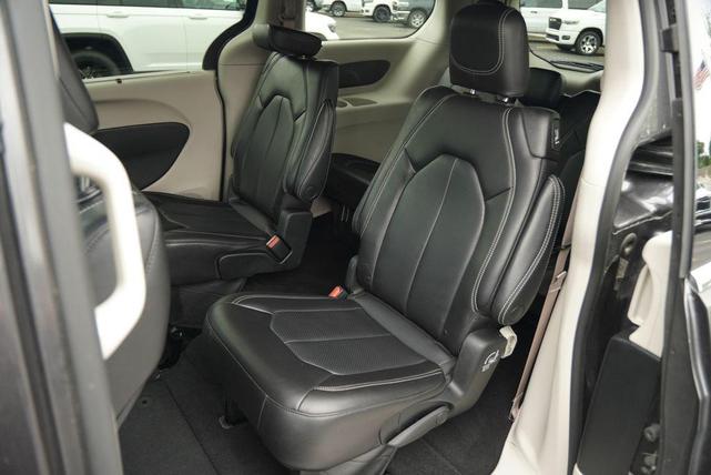 Photo of 2023 Granite Crystal Metallic Clearcoat Chrysler Pacifica