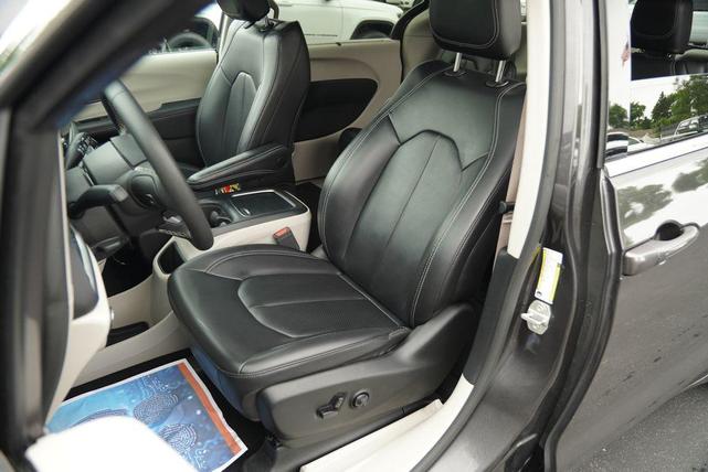 Photo of 2023 Granite Crystal Metallic Clearcoat Chrysler Pacifica