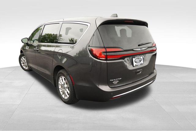 Photo of 2023 Granite Crystal Metallic Clearcoat Chrysler Pacifica