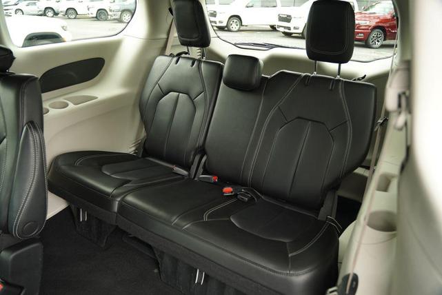 Photo of 2023 Granite Crystal Metallic Clearcoat Chrysler Pacifica