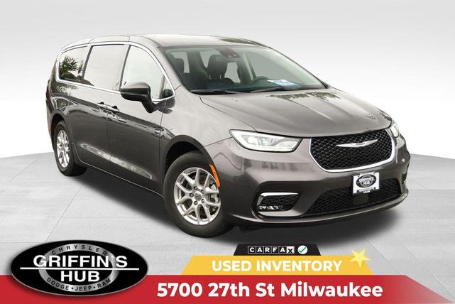 Photo of 2023 Granite Crystal Metallic Clearcoat Chrysler Pacifica